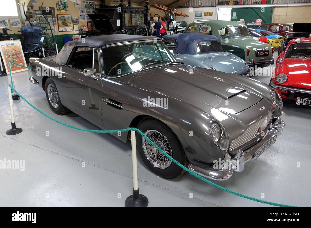 Aston Martin DB5 Cabrio 1965 - Bentley Wildfowl e motore Foto Stock