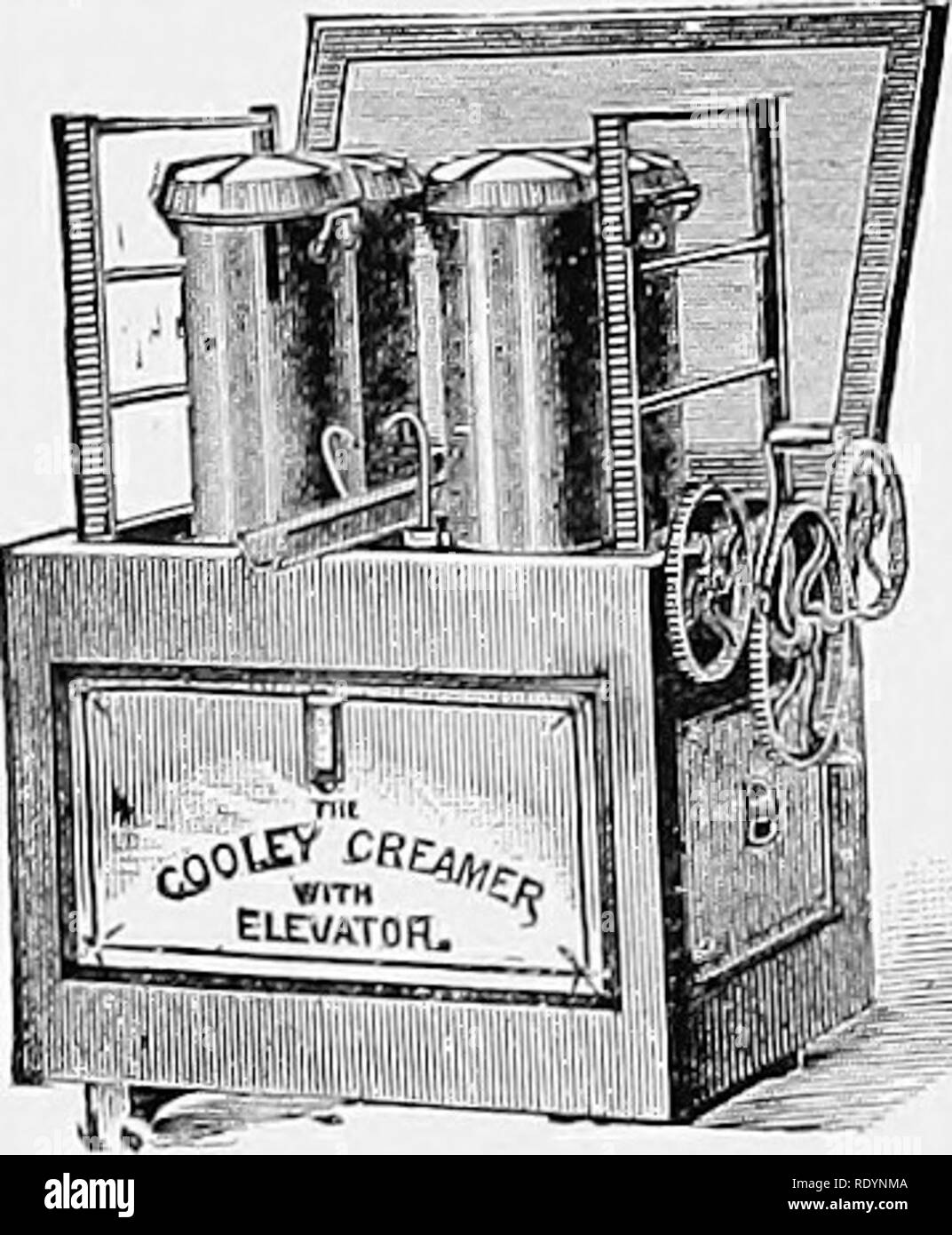 . Principi e Pratica di burro-making; un trattato sulle proprietà fisiche e chimiche del latte e delle sue componenti, il trattamento del latte e della crema di latte e la fabbricazione di burro da essi. Il burro e il latte. 124 Burro-MA RE. progetto e qualsiasi taints indesiderabili o cattivi odori, in quanto impiega circa trentasei ore di quiete per la crema a salire. Se vi è una corrente costante di aria nella camera, un coriaceo crema è probabile che si formi. Alla fine di questo periodo di tempo la crema viene rimosso mediante l'uso di una schiumarola, realizzato appositamente per questo scopo. È difhcult, tuttavia, per rimuovere tutti i crema da th Foto Stock