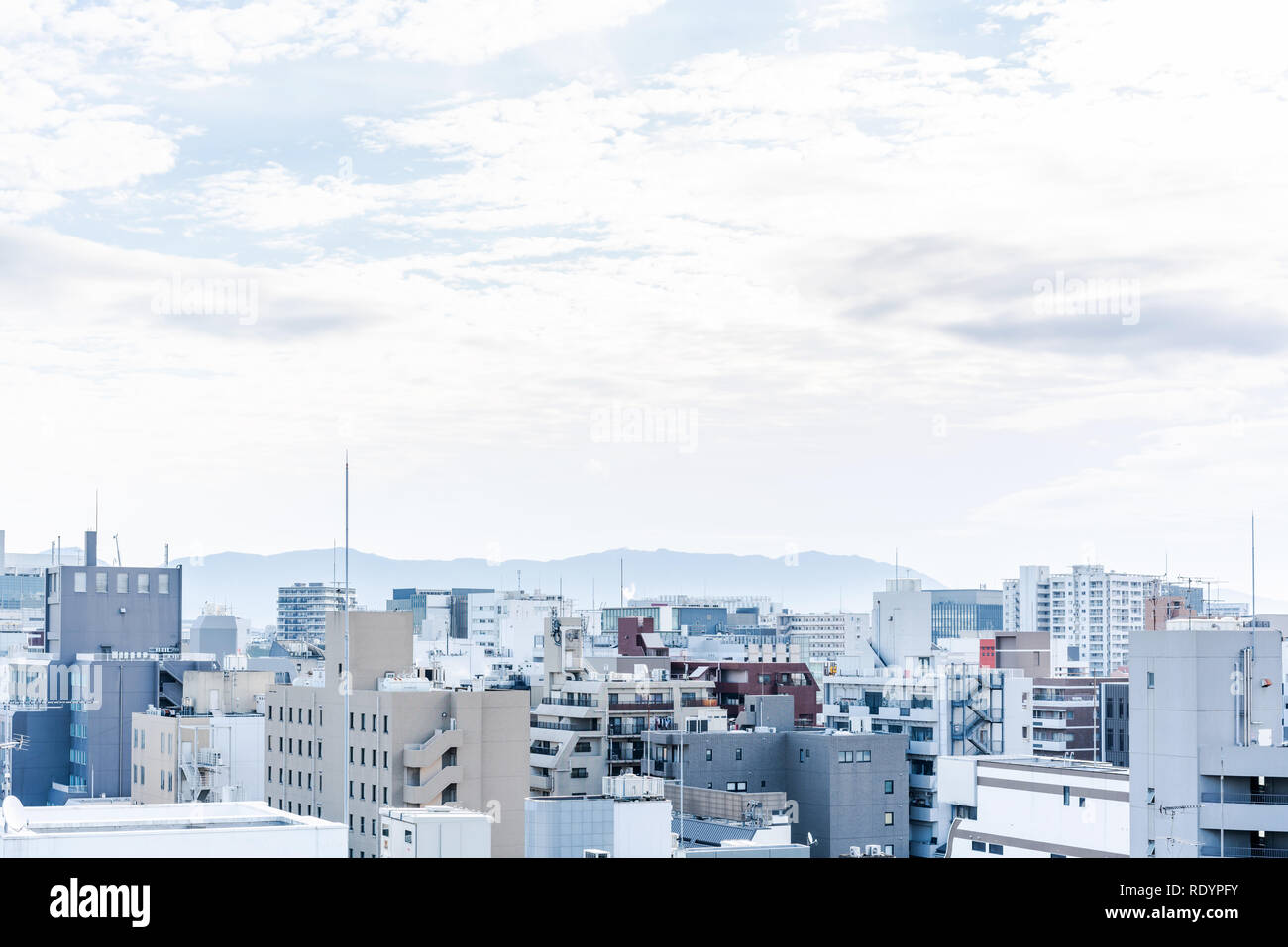 Asia Business concept per immobili e costruzioni aziendali - Panoramica townscape urbano vista aerea con torre di Fukuoka sotto il luminoso cielo blu e Foto Stock