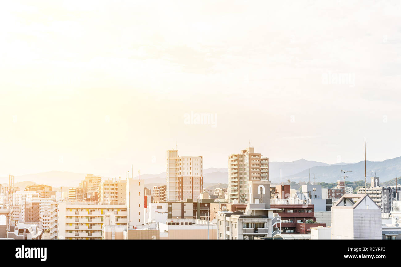 Asia Business concept per immobili e costruzioni aziendali - Panoramica townscape urbano vista aerea con torre di Fukuoka sotto il luminoso cielo blu e Foto Stock