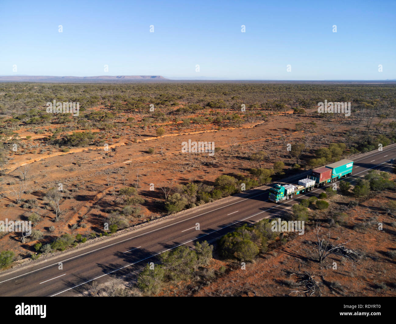 Antenna Roadtrain viaggiando sulla Stuart Highway che viaggia a sud di Porto Augusta a Darwin nel nord Foto Stock