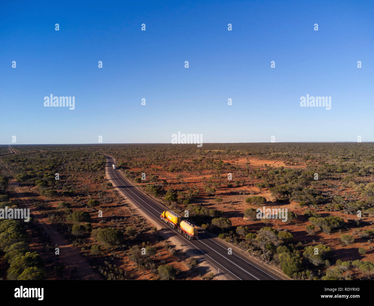 Antenna Roadtrain viaggiando sulla Stuart Highway che viaggia a sud di Porto Augusta a Darwin nel nord Foto Stock