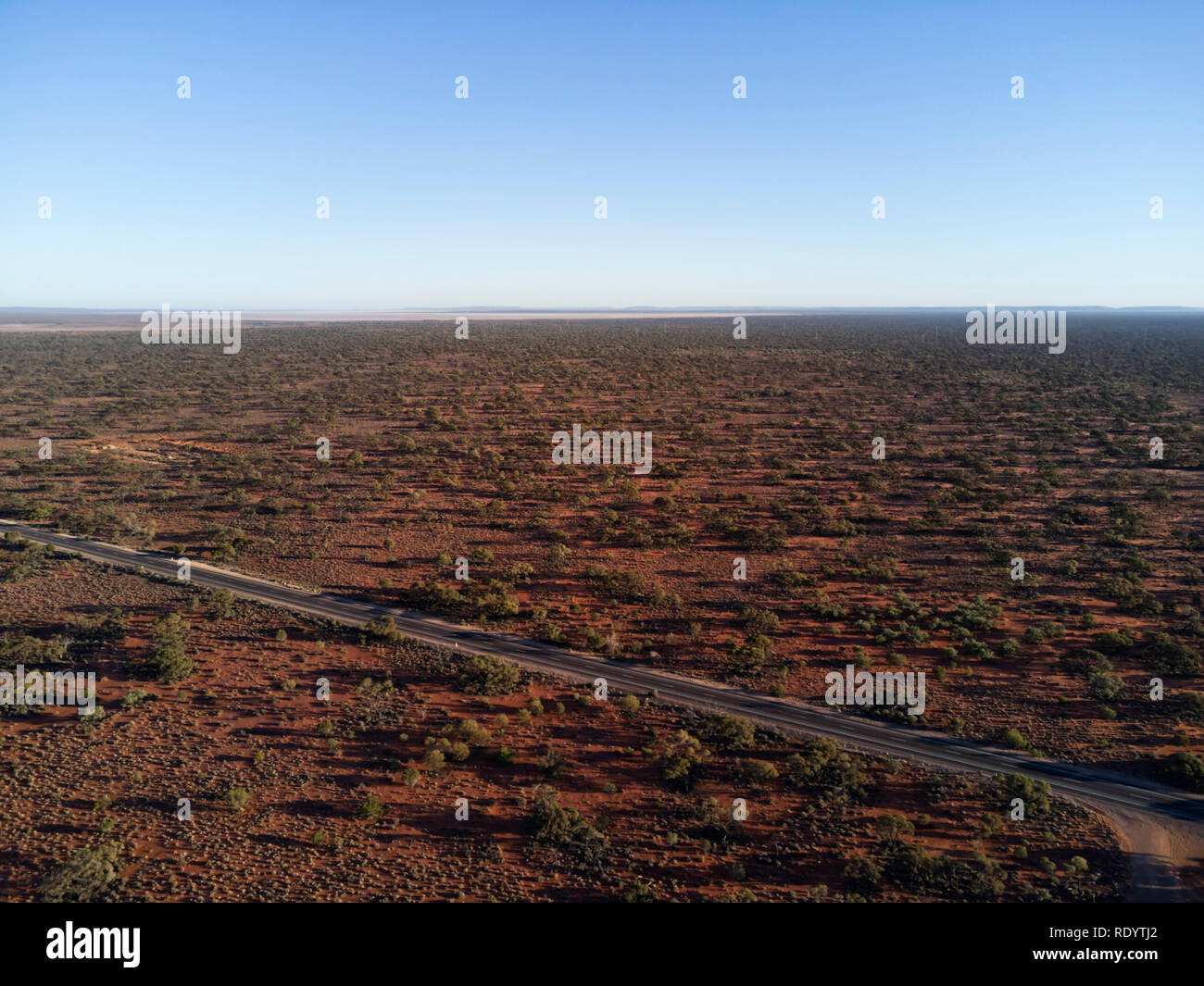 Antenna di Stuart Highway come passa attraverso il ambiente arido del Sud Australia del Sud Foto Stock