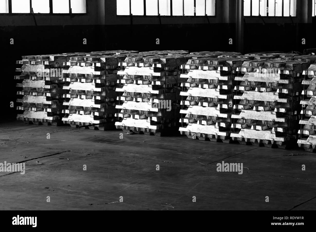 Lingotti di Alluminio impilati in magazzino in attesa di meltting Foto Stock