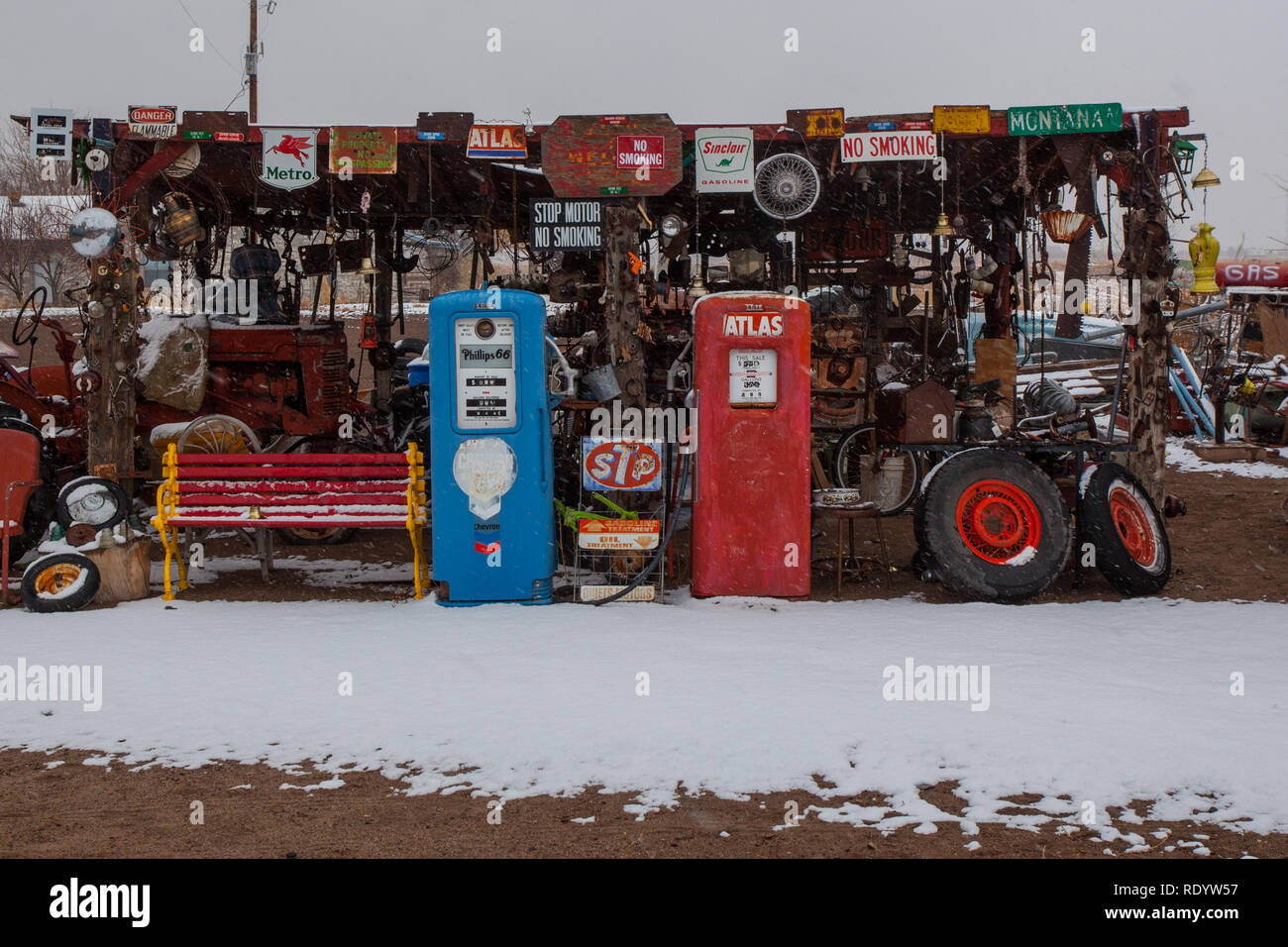 La neve avvolge antiche pompe di benzina e vari segni nella valle di Mesilla del New Mexico Foto Stock