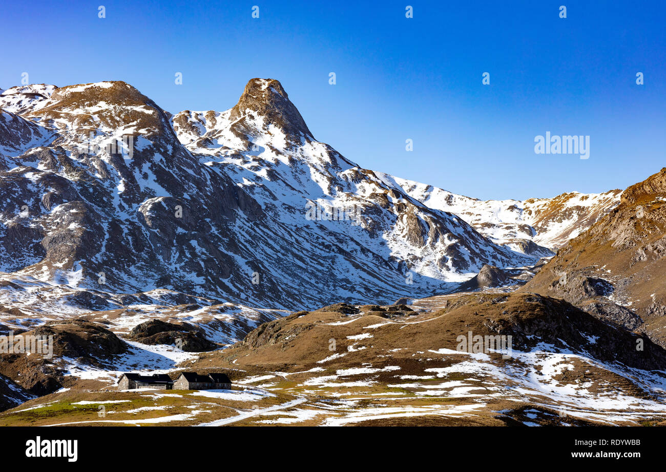 Montagne innevate paesaggio che mostra la prima neve su marrone erba durante l inverno Foto Stock