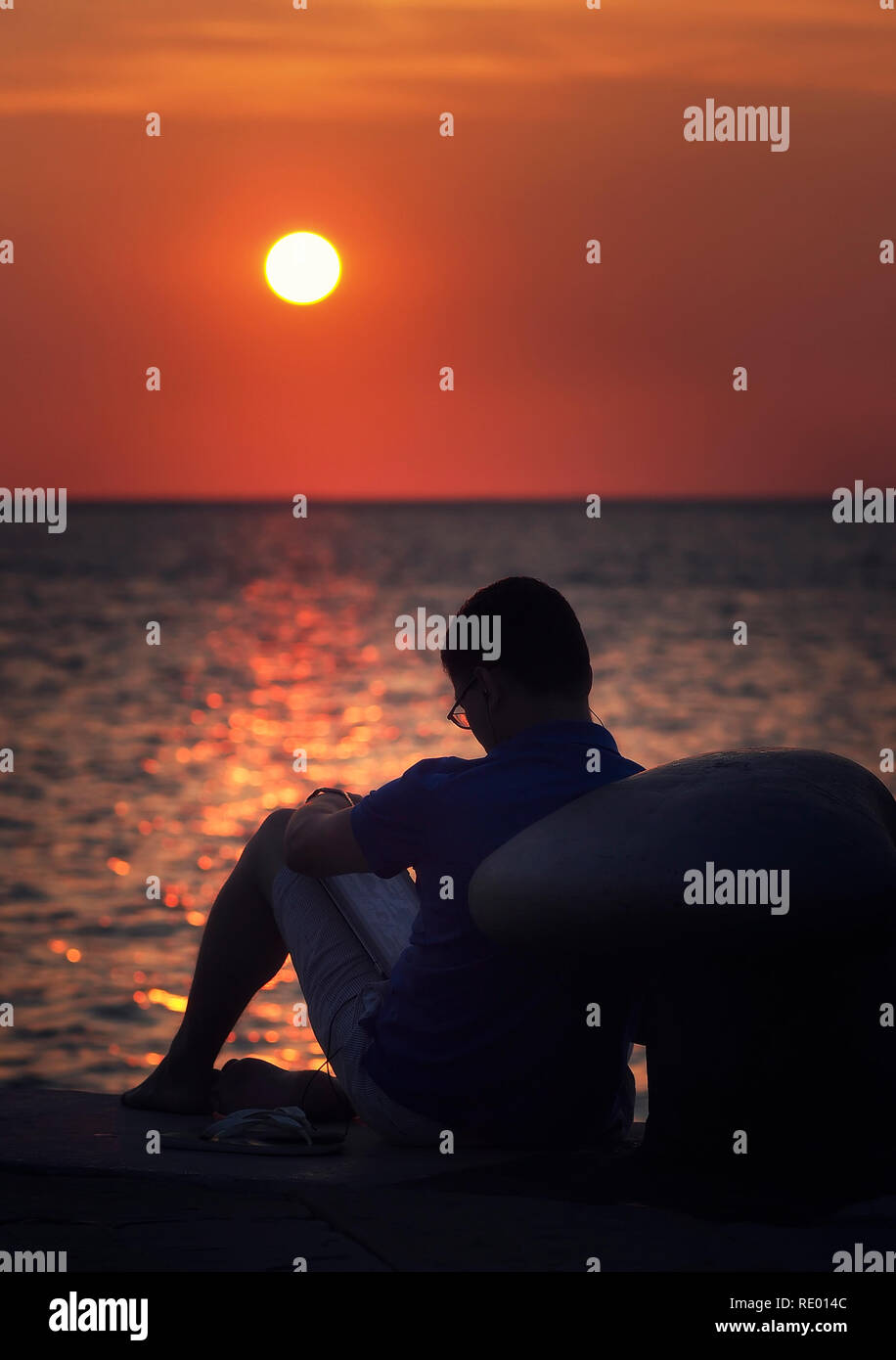 La lettura alla luce del tramonto. Foto Stock