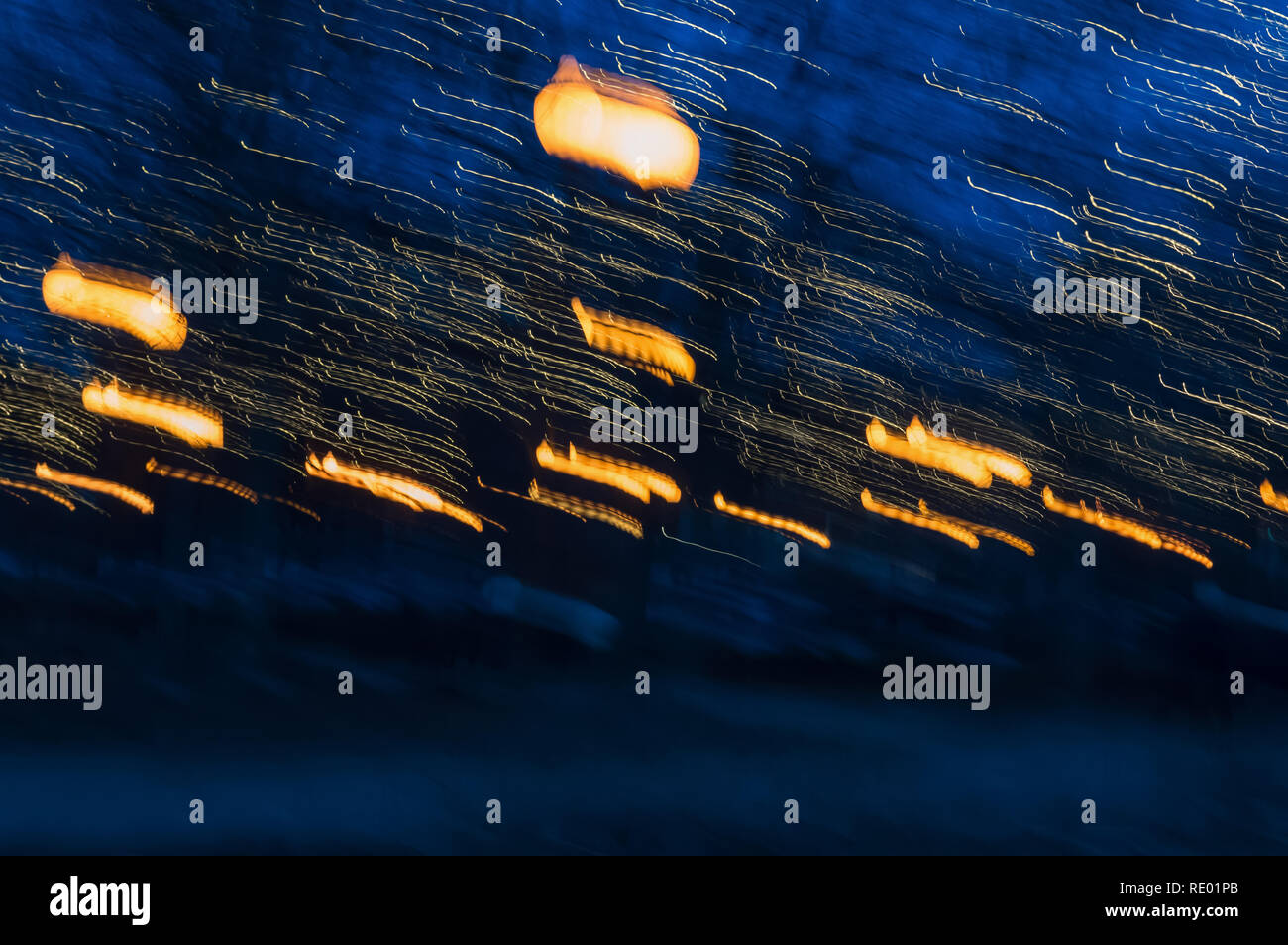 Luce astratta tracce sul blu scuro sfondo sfocato Foto Stock