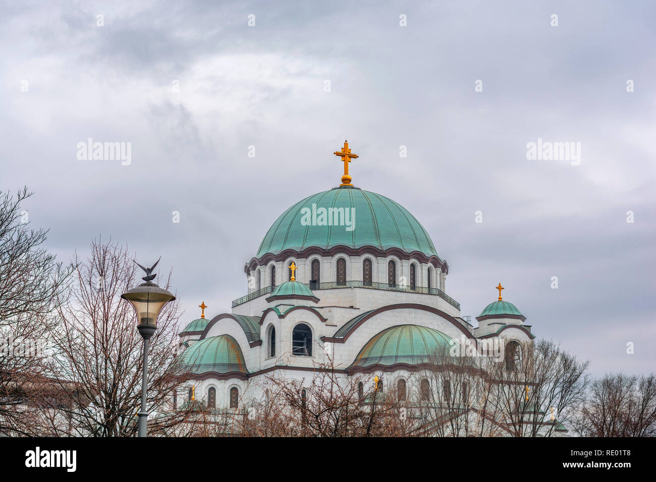 San Sava ortodossa di Belgrado con cielo molto nuvoloso Foto Stock