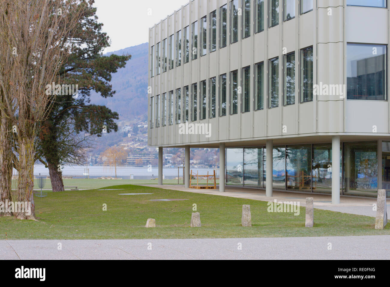 Francese Scuola secondaria a Biel / Bienne situato alla riva del lago di Bienne. Foto Stock