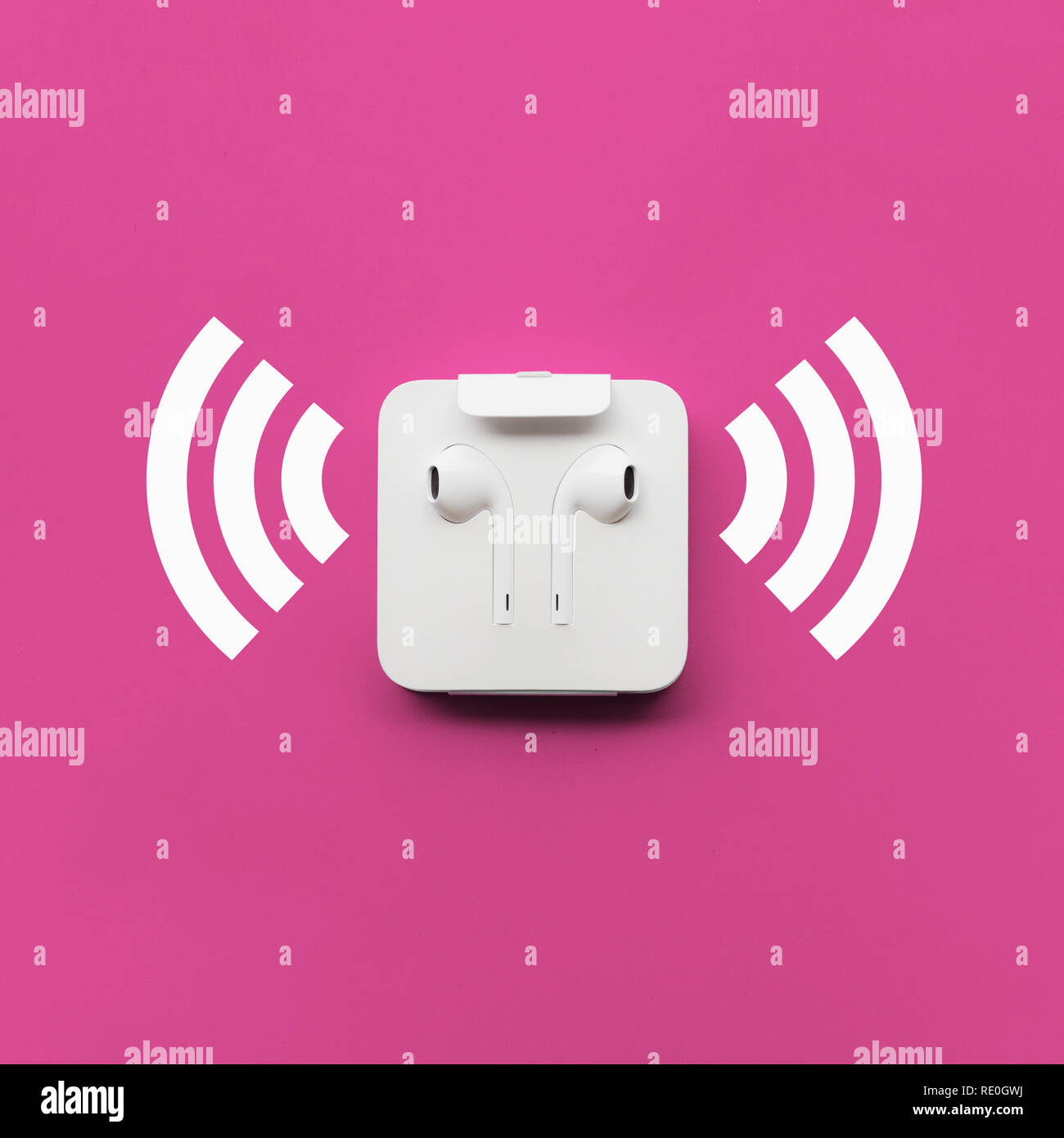 Auricolare su blu colore pastello.Ascolta i concetti musicali Foto Stock