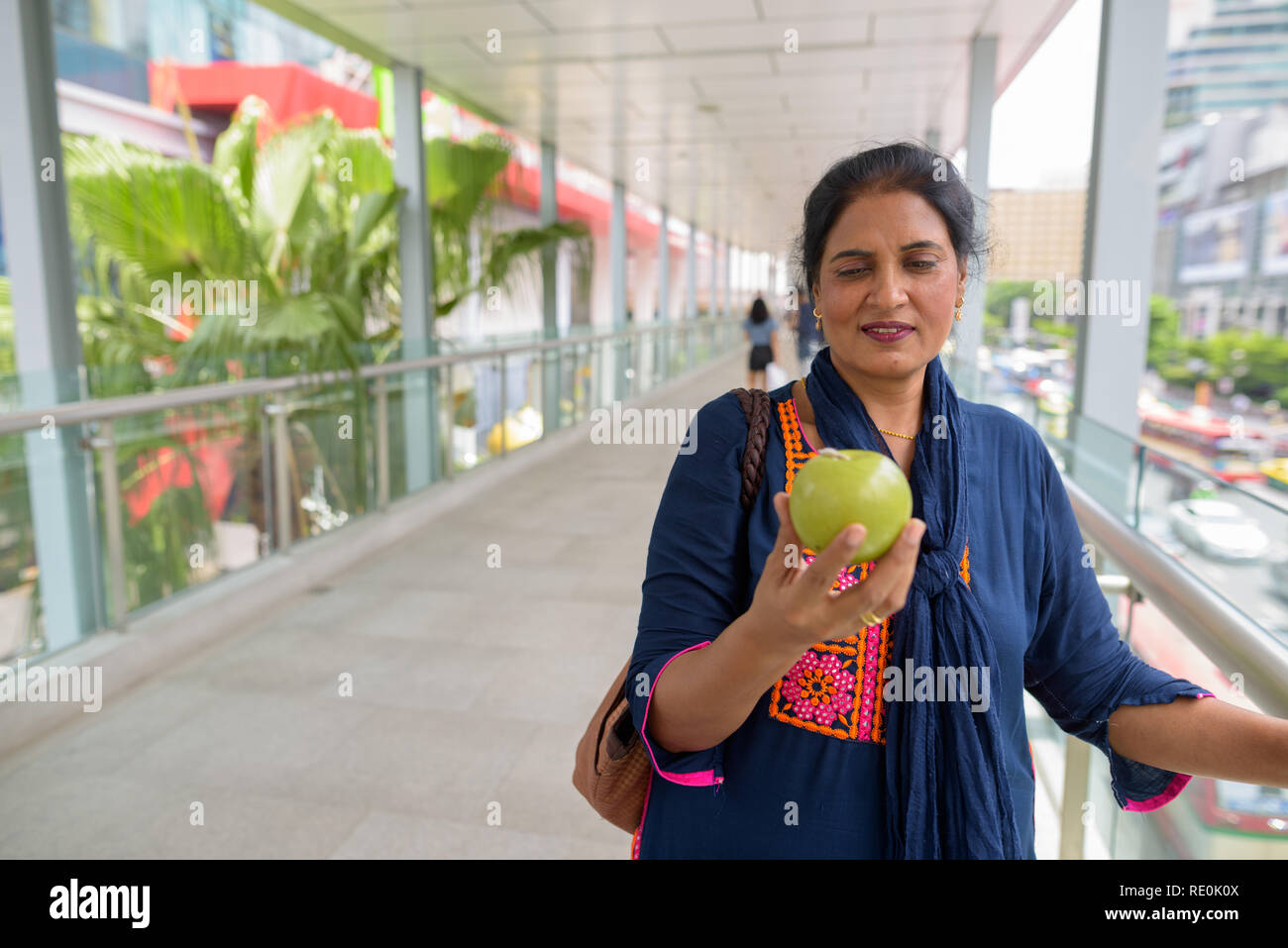 Coppia bella donna indiana azienda verde frutto di Apple Foto Stock