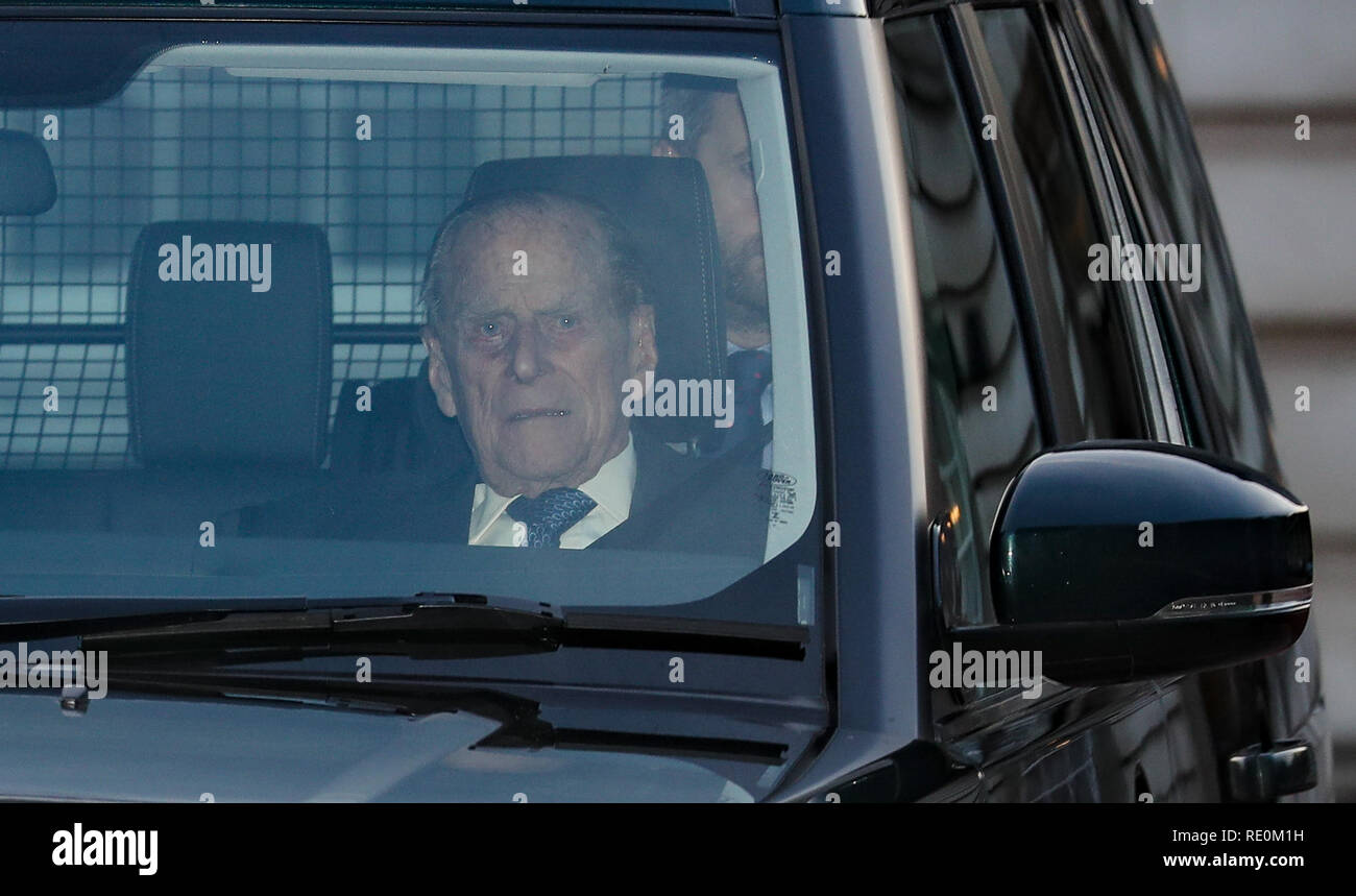 ****File foto** Queen Elizabeth II il marito il Principe Filippo ha scampato entrambi incolumi dopo che egli è stato coinvolto in un incidente d'auto, durante il quale il suo veicolo capovolto. Il Duca di Edimburgo, 97, era dietro al volante della sua Land Rover come egli esce il Sandringham Estate royal residence in Norfolk, Inghilterra il giovedì (17Jan19) ed entra in collisione con una vettura più piccola. Servizi di emergenza sono stati chiamati per la scena in cui Norfolk funzionari di polizia eseguita sobrietà di campo prove su entrambi i piloti come è una procedura standard. Entrambi i test erano negativi per alcool o di altre sostanze. Il driver femminile delle altre auto Foto Stock