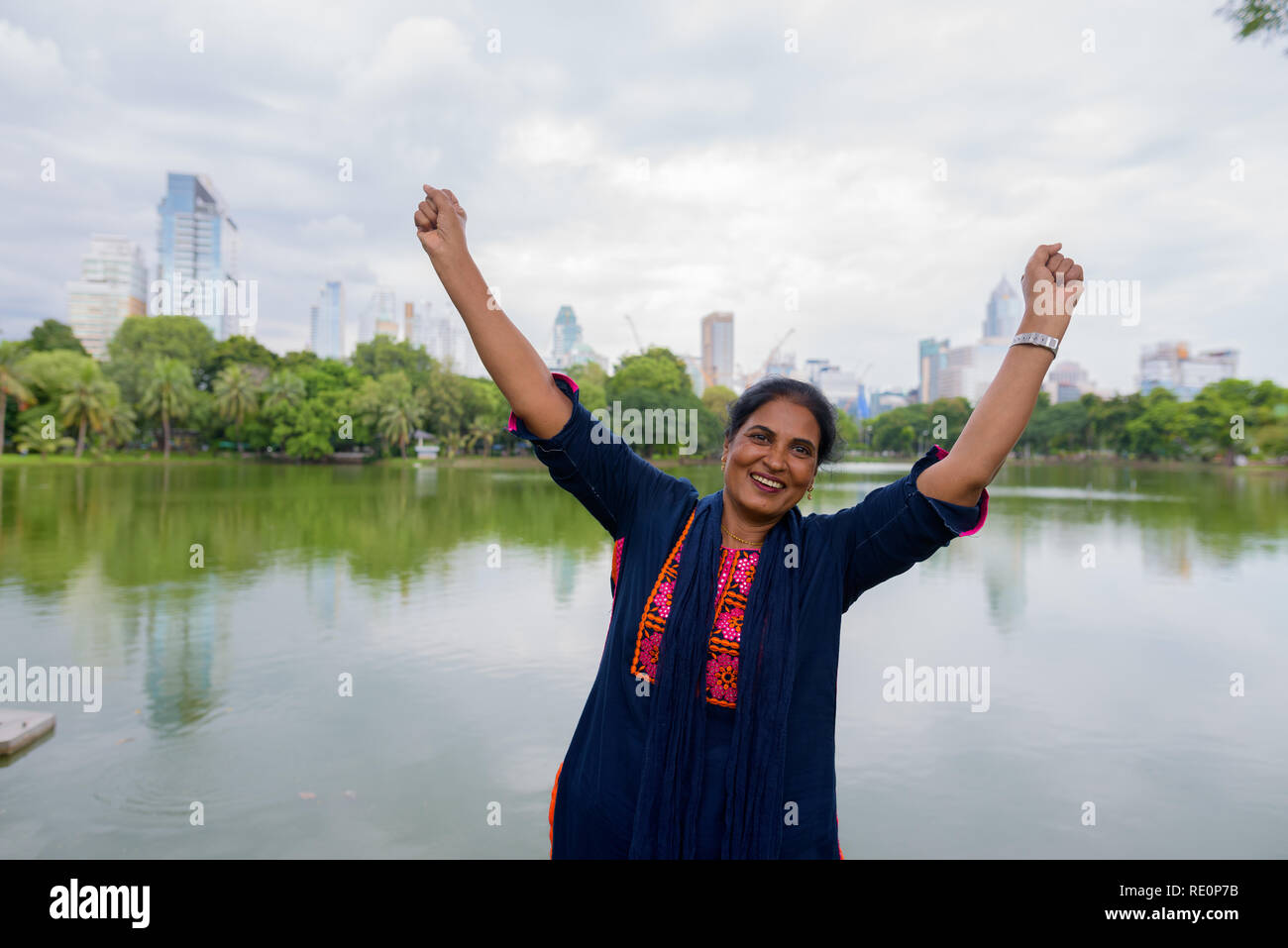 Coppia bella donna indiana con le braccia sollevate nel Parco Lumpini Foto Stock