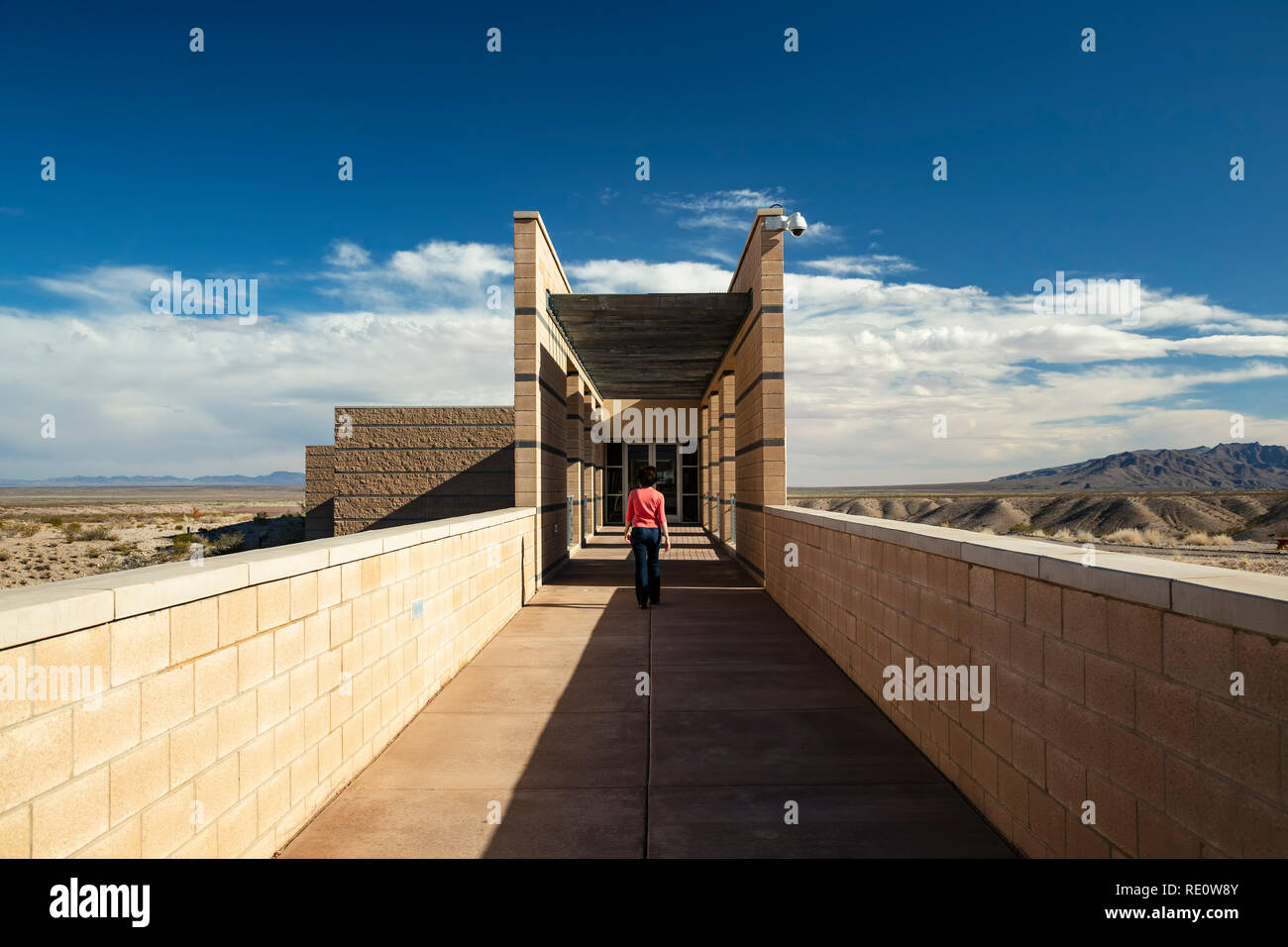 Donna che cammina per ingresso, El Camino Real International Heritage Center, vicino a Socorro, Nuovo Messico USA Foto Stock