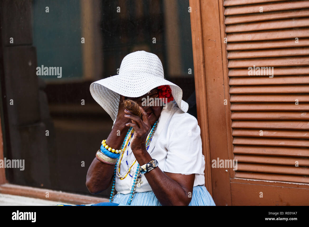Cubano carismatico in costume nazionale con i sigari fatti a mano su Havana street Foto Stock