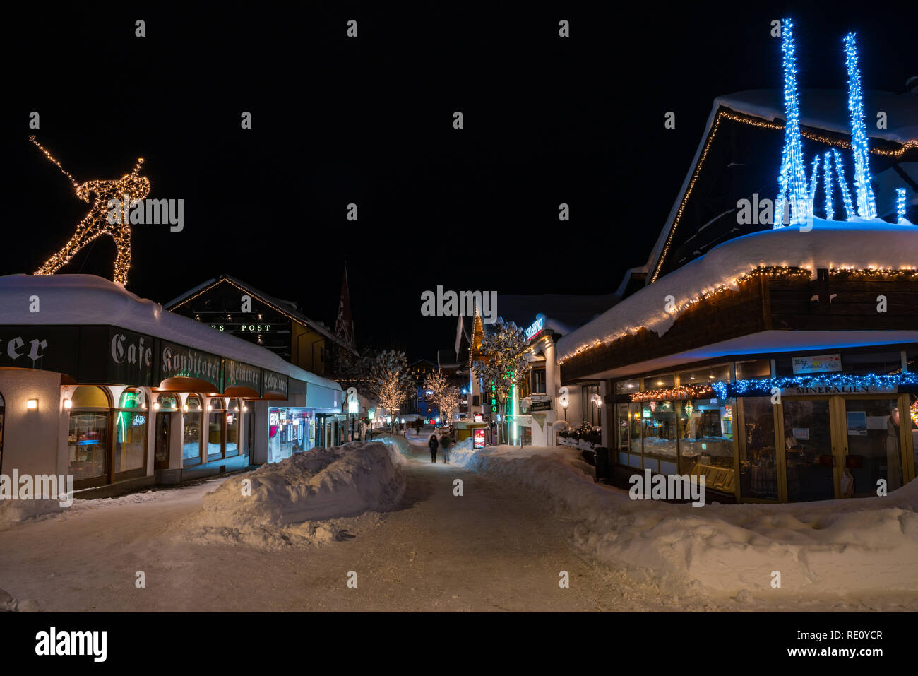 SEEFELD, Austria - 07 gennaio 2019: vista notturna di Seefeld in stato austriaco del Tirolo, una importante località turistica popolare per gli sport della neve ed alpino h Foto Stock