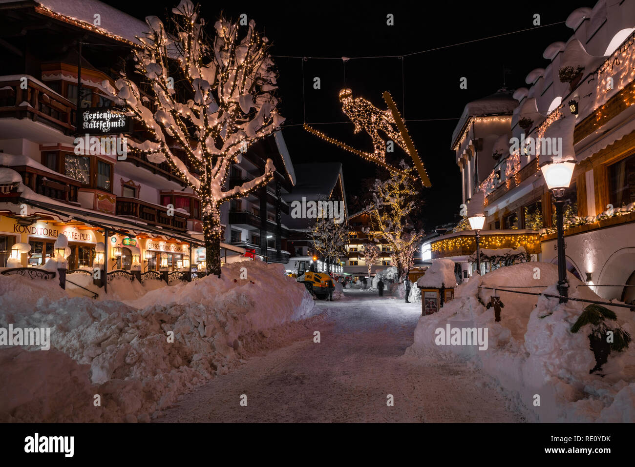 SEEFELD, Austria - 07 gennaio 2019: vista notturna di Seefeld in stato austriaco del Tirolo, una importante località turistica popolare per gli sport della neve ed alpino h Foto Stock