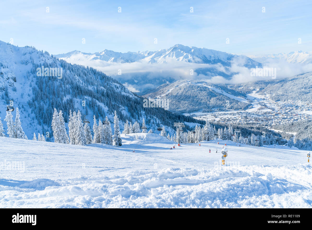 SEEFELD, Austria - 11 gennaio 2019: le persone godono di sciare sulle piste di Seefeld, ben conosciuto per i suoi sport invernali centri e tra le più popolari Foto Stock