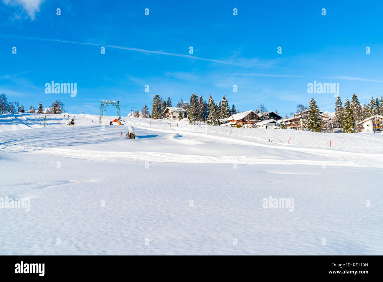 SEEFELD, Austria - 12 gennaio 2019: le persone godono di sciare sulle piste di Seefeld, ben conosciuto per i suoi sport invernali centri e tra le più popolari Foto Stock