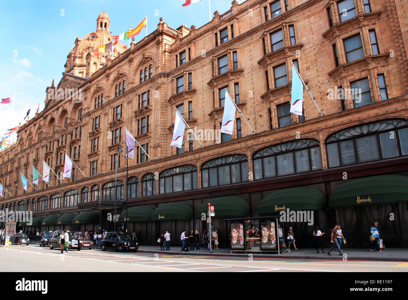 Vista frontale dei magazzini Harrods a Londra, Regno Unito Foto Stock