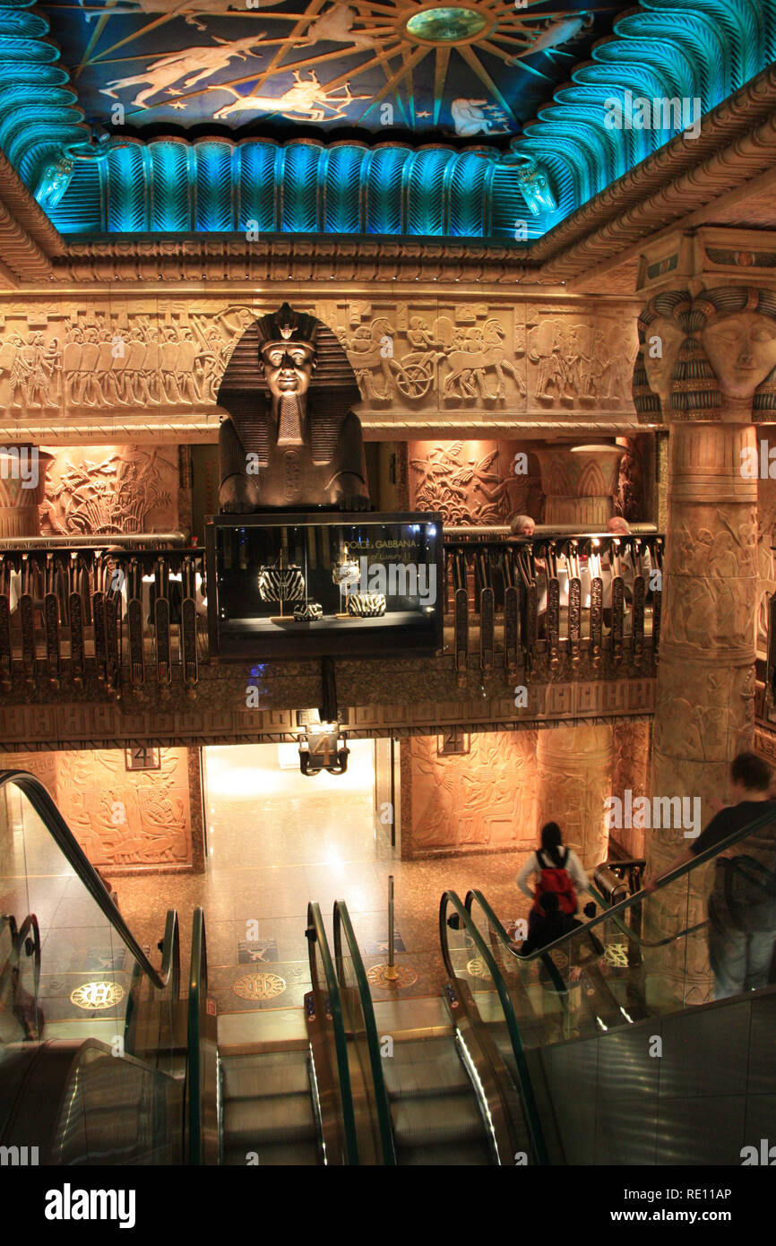 Quando si immette l'antico Egitto a tema sala escalator a Harrods, LONDRA, REGNO UNITO, sentire le persone entrano in una moderna camera tomba in una piramide egizia Foto Stock
