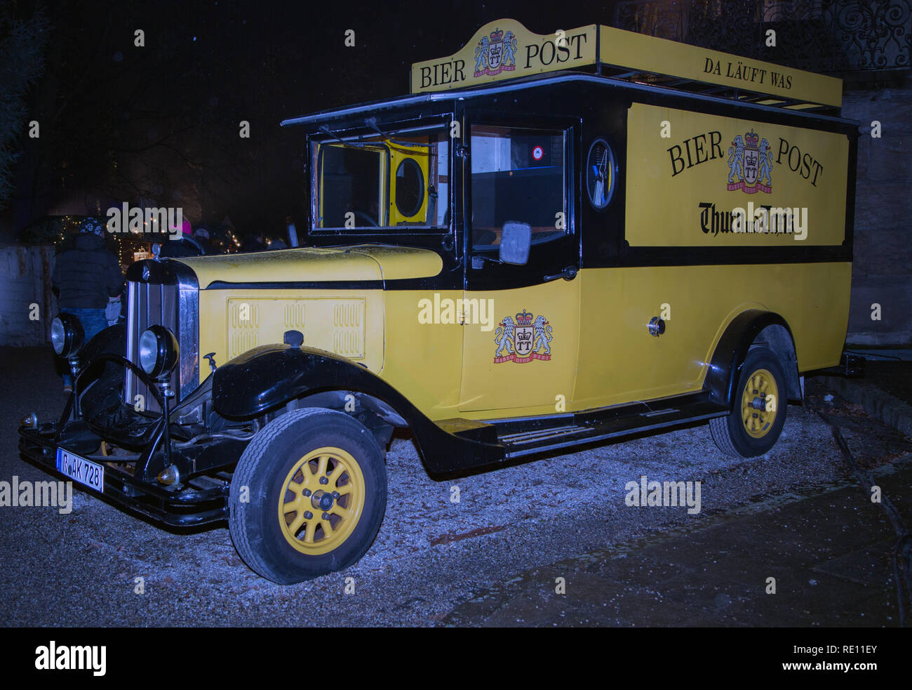 Un veicolo vintage pubblicità Thurn & Taxis birra e recanti le armi della famiglia, fotografati a notte a Schloss Thurn & Taxis, Regensburg Foto Stock
