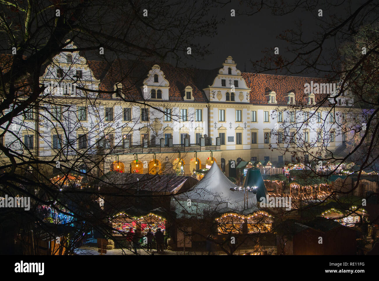 La facciata di Schloss Thurn & Taxis illuminata di notte, con il suo mercato di Natale nel cortile Foto Stock