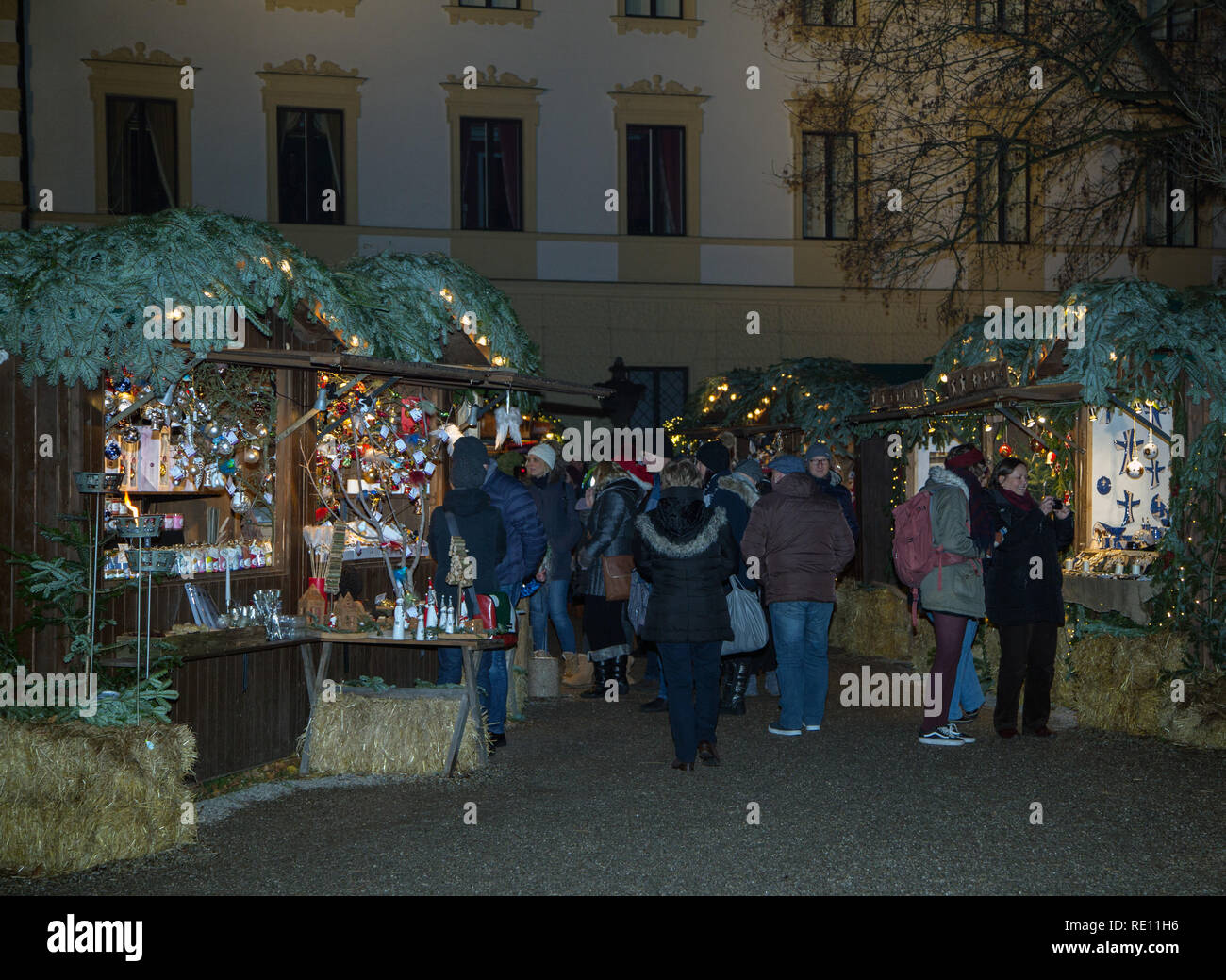 Festaioli guardando le decorazioni di Natale presso la sera Mercatino di Natale a Schloss Thurn & Taxis in Regensburg, Bavaria Foto Stock
