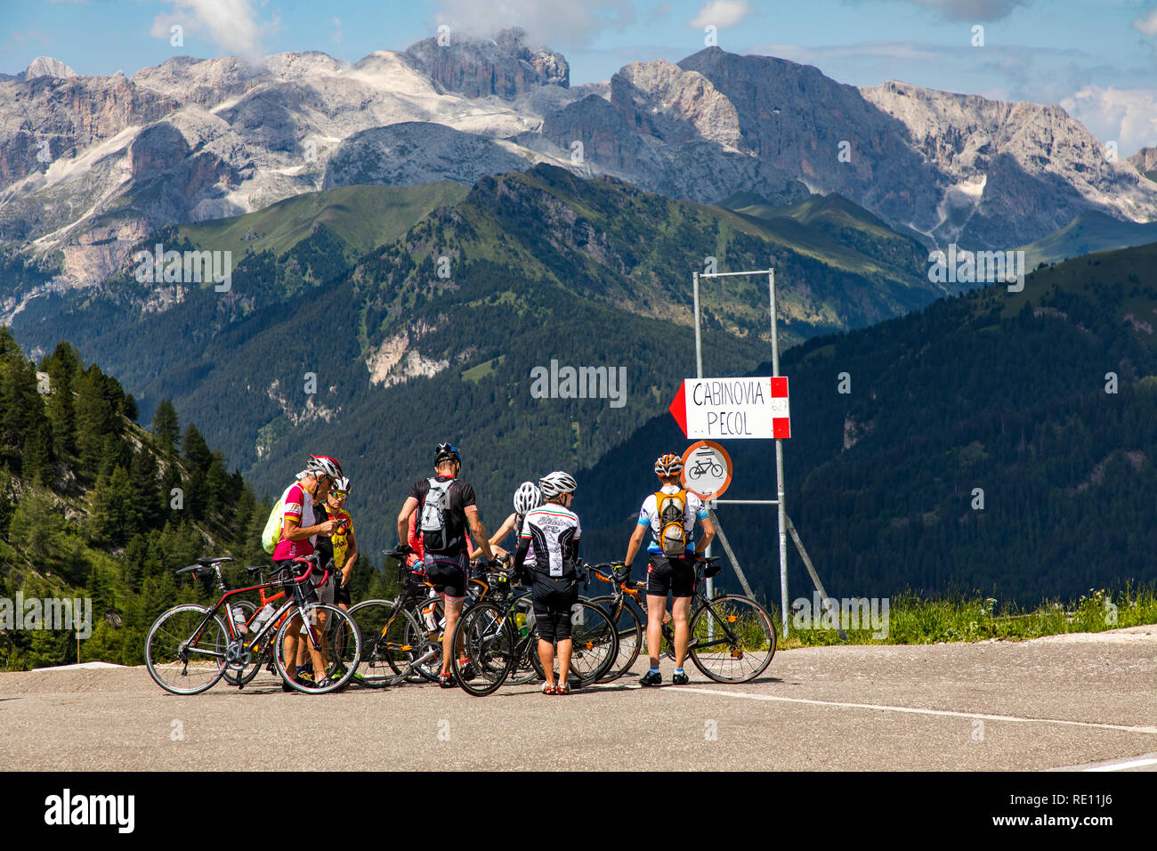 Veneto, paesaggio di montagna sul Passo Pordoi, Dolomiti, Italia, pass a 2239 metri di altitudine, stazione a valle della ferrovia di montagna al Sass Pordoi, Foto Stock