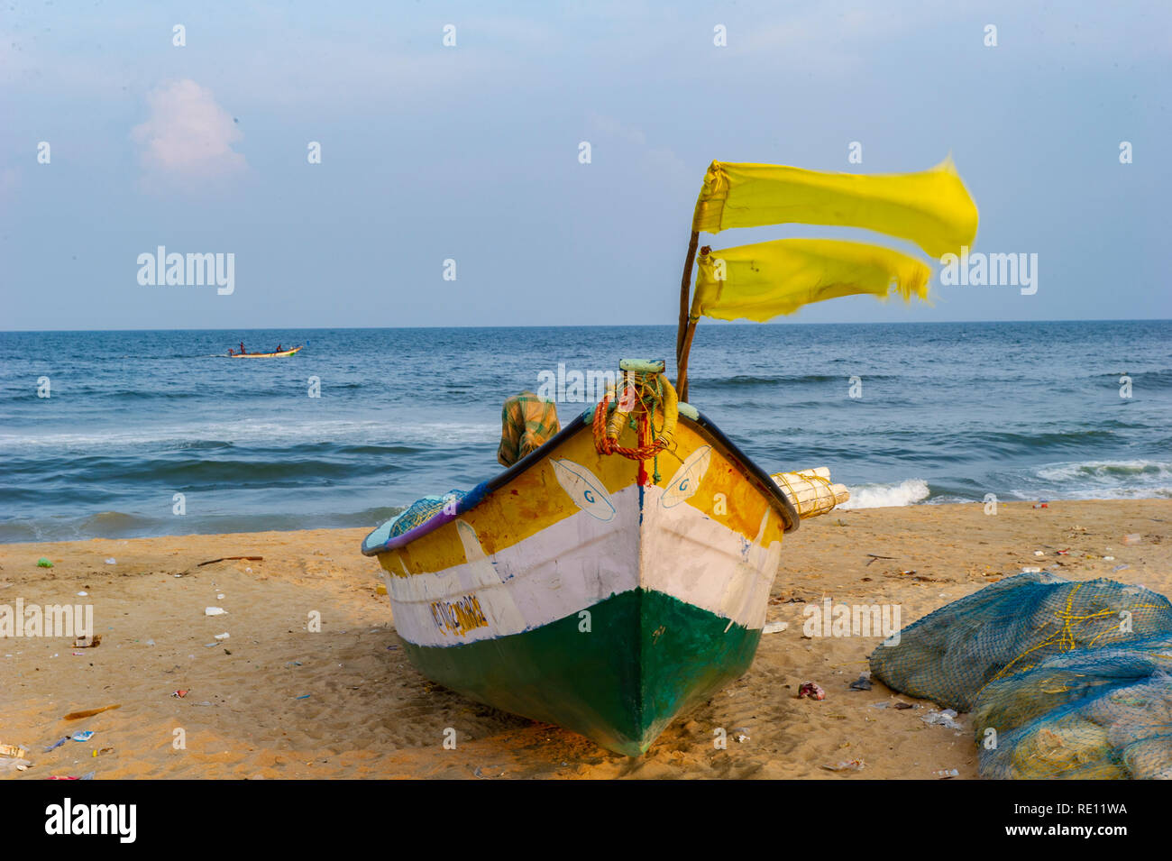 Barche da pesca con bandiere svolazzanti sulla Marina Beach, Chennai, India Foto Stock
