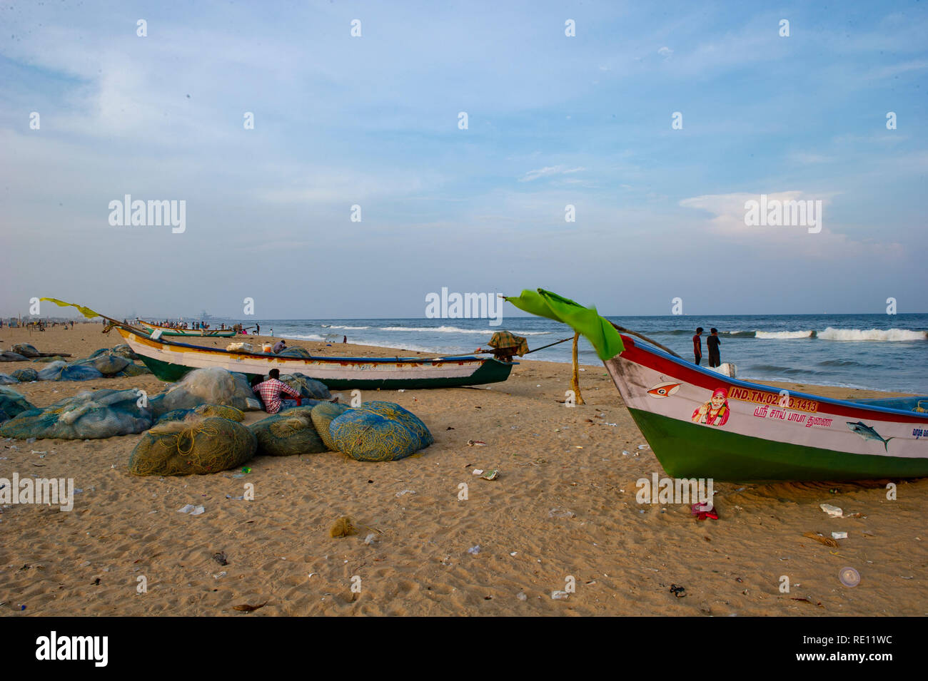 Barche da pesca con bandiere svolazzanti sulla Marina Beach, Chennai, India Foto Stock