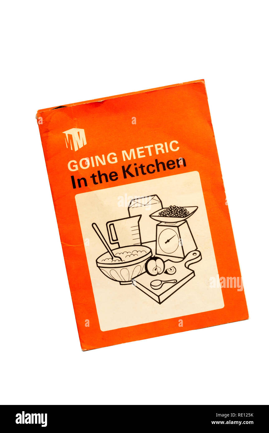 Andando metrica in cucina pubblicato dalla scheda Metrication nel settembre 1975 come il Regno Unito ha introdotto misure metriche di pesi e misure. Foto Stock