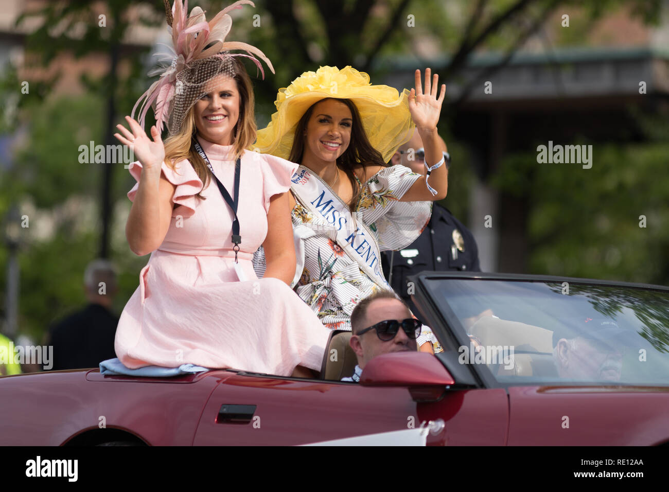 Louisville, Kentucky, Stati Uniti d'America - 03 Maggio 2018: il Pegasus Parade, Miss Kentucky a cavallo su una Corvette, giù W Broadway st Foto Stock
