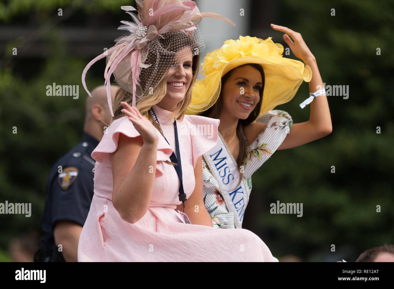 Louisville, Kentucky, Stati Uniti d'America - 03 Maggio 2018: il Pegasus Parade, Miss Kentucky a cavallo su una Corvette, giù W Broadway st Foto Stock