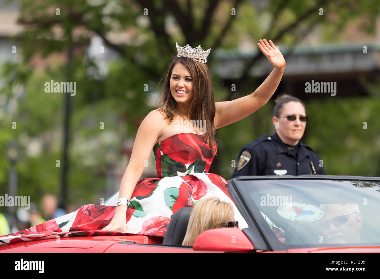 Louisville, Kentucky, Stati Uniti d'America - 03 Maggio 2018: il Pegasus Parade, Miss America a cavallo su una Corvette, giù W Broadway st Foto Stock