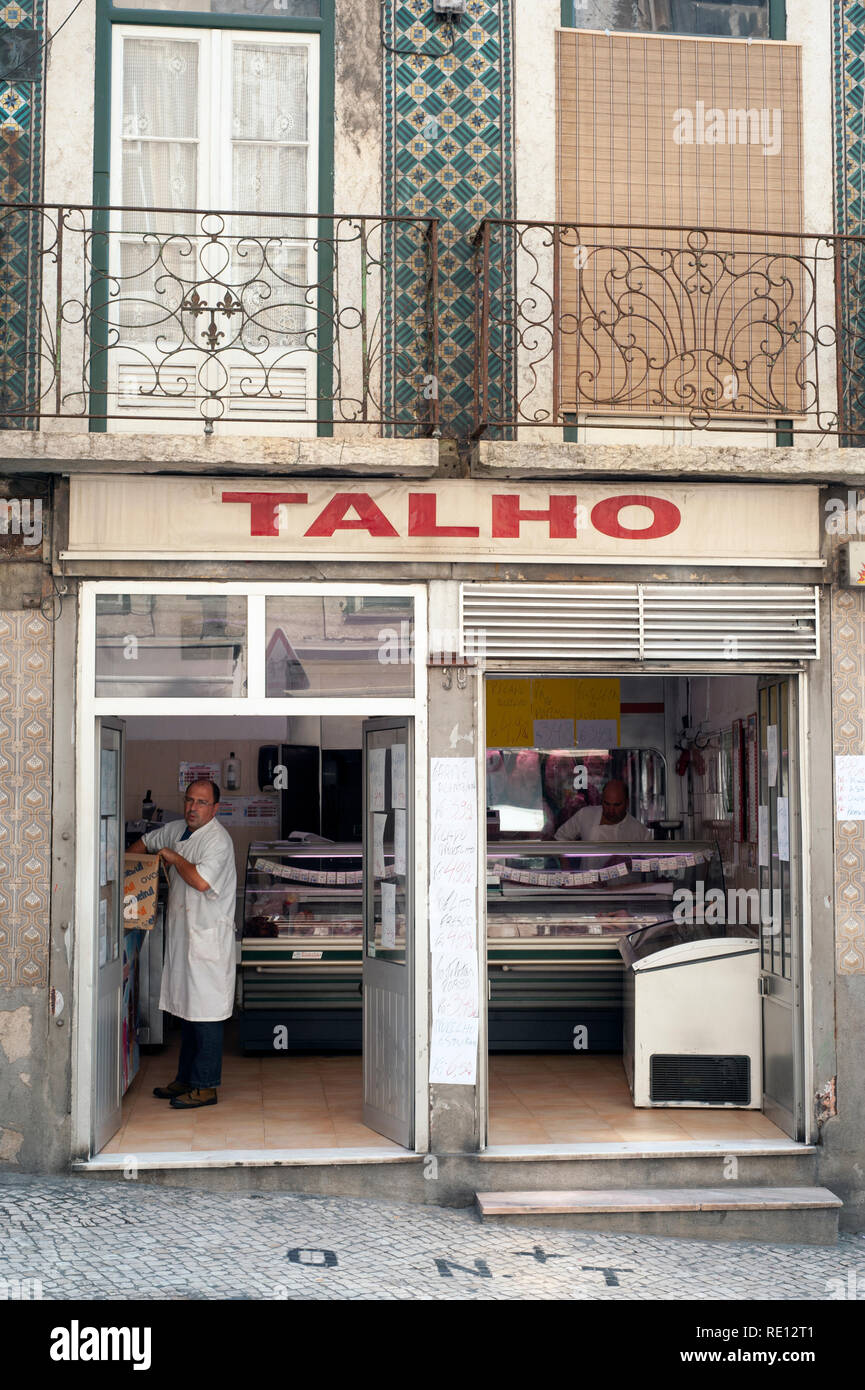 Talho locale o negozio di macellaio sulla Calçada do Combro, Lisbona, Portogallo Foto Stock