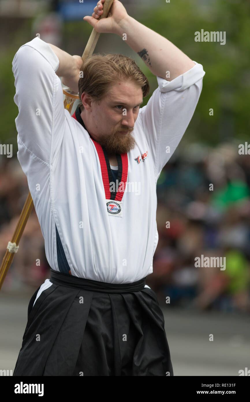 Louisville, Kentucky, Stati Uniti d'America - 03 Maggio 2018: il Pegasus Parade, persone in arti marziali uniformi la pratica di Kendo durante la sfilata Foto Stock