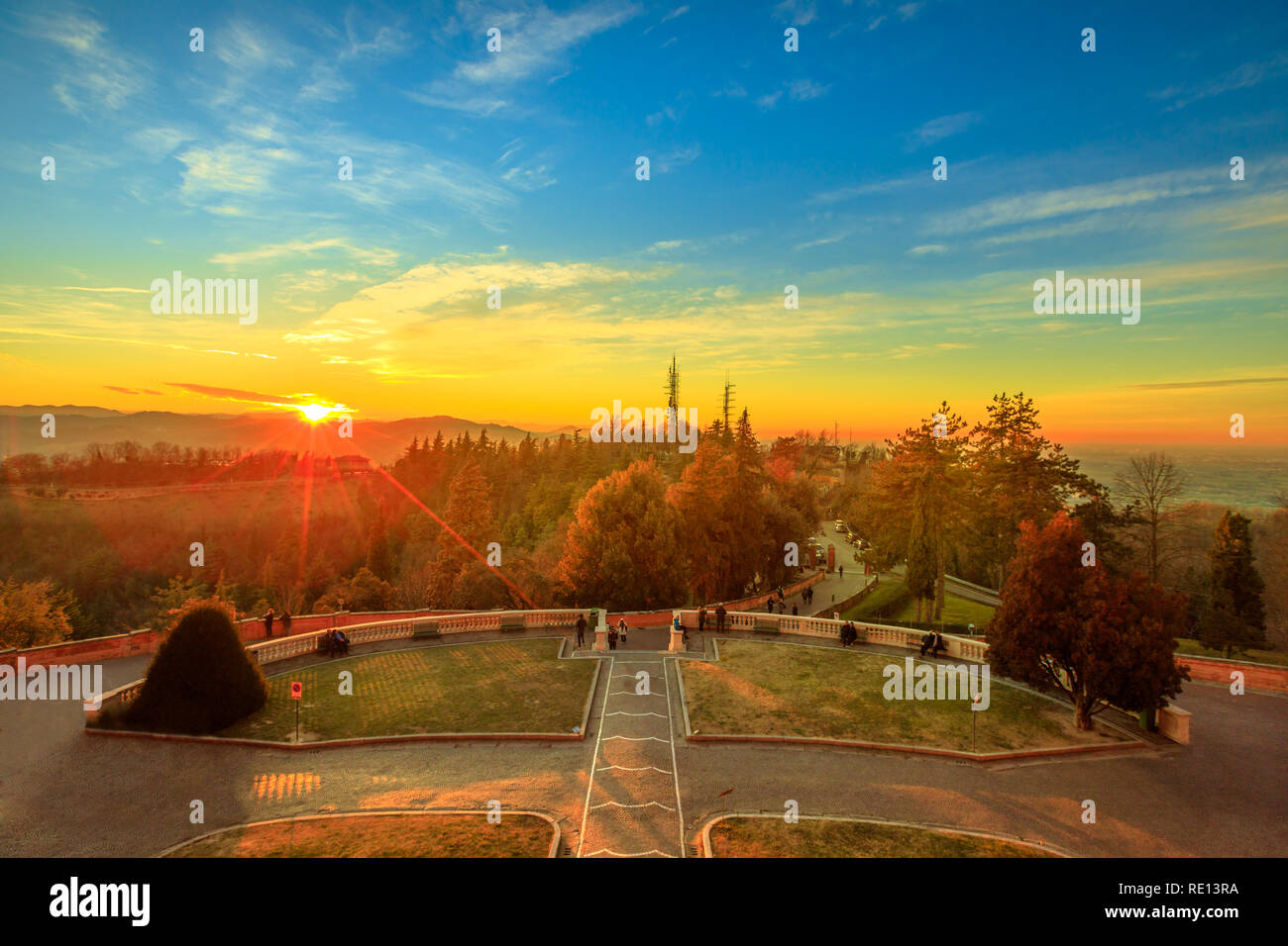 Scenic vista aerea delle colline sopra Bologna dalla Basilica della Madonna di San Luca nel corso di una bella luce del tramonto. Il cortile del Santuario rappresenta una spirituale il punto di incontro per i turisti e la gente del posto Foto Stock