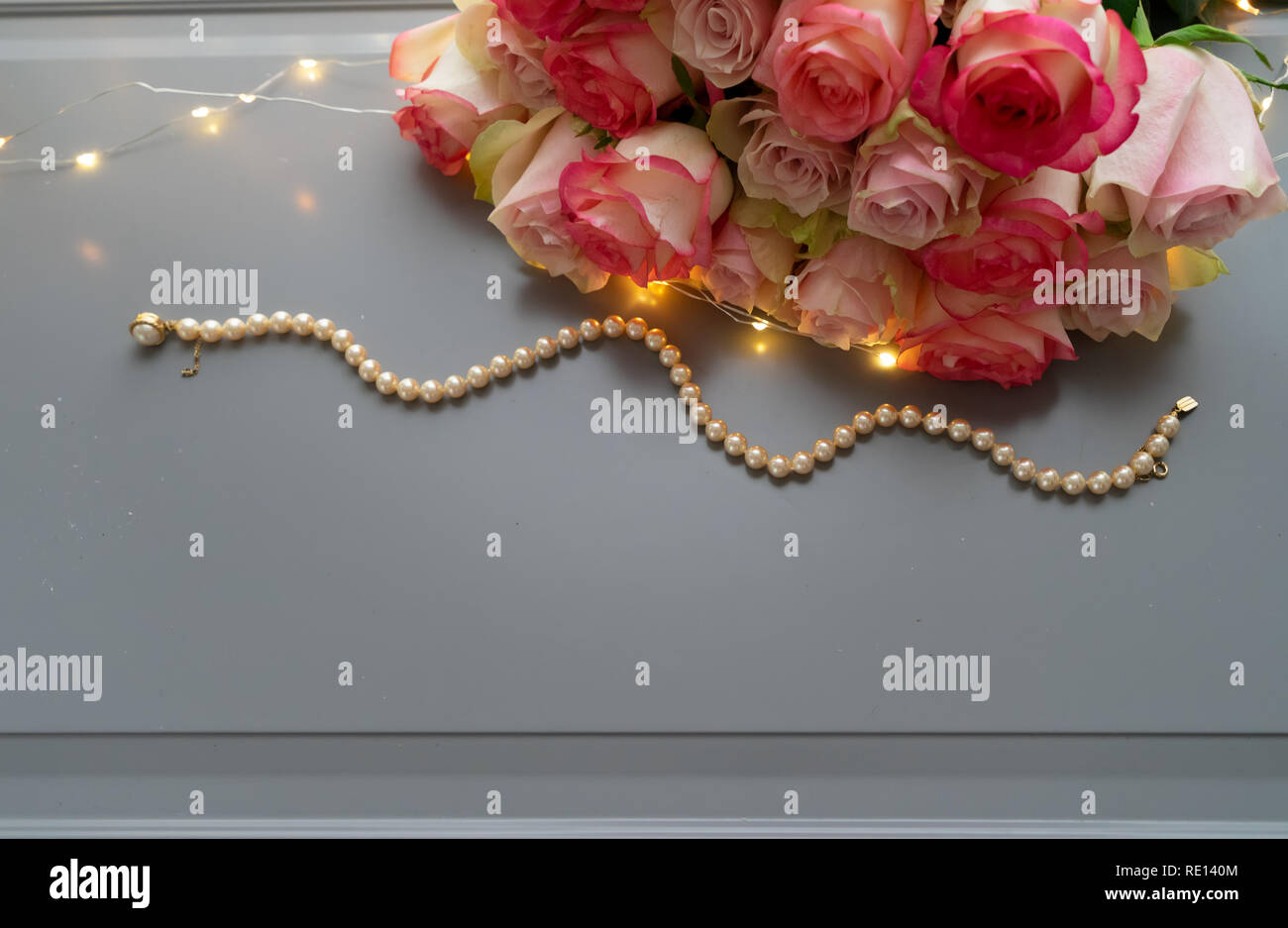 Freschi di fiori di rosa su grigio Foto Stock