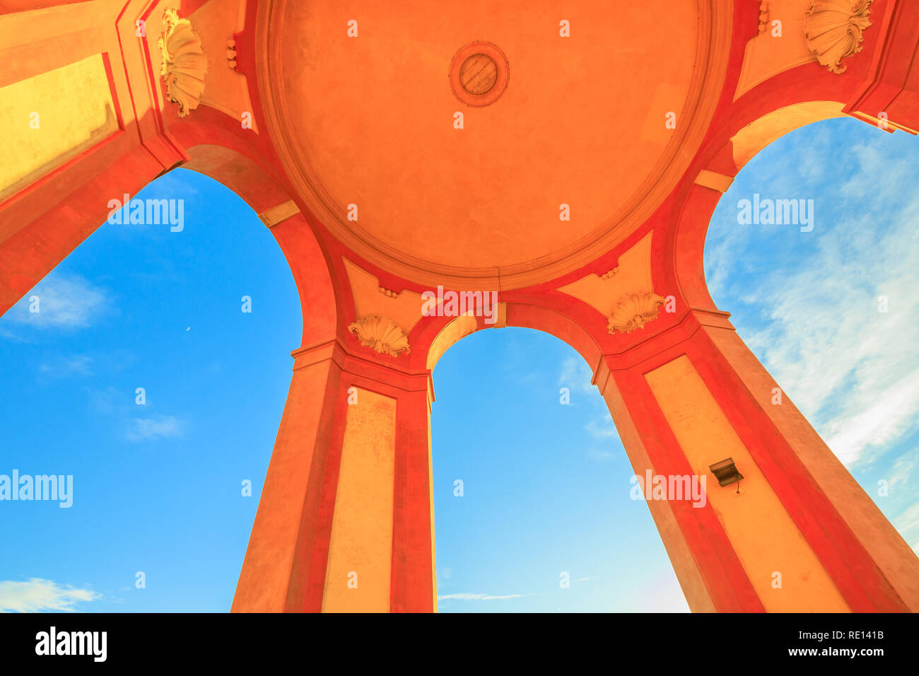 Vista inferiore di portici del Santuario della Madonna di San Luca sul cielo blu. Dettagli architettonici di antica dimora storica chiesa della Beata Vergine di San Luca. Bologna, Emilia Romagna, Italia, Europa. Foto Stock