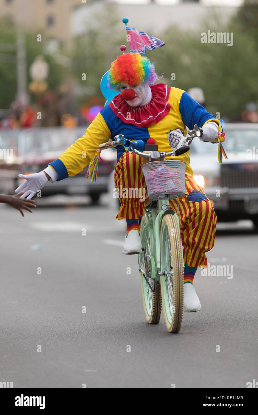Louisville, Kentucky, Stati Uniti d'America - 03 Maggio 2018: il Pegasus Parade, un clown in sella ad una bicicletta giù W Broadway durante la sfilata Foto Stock