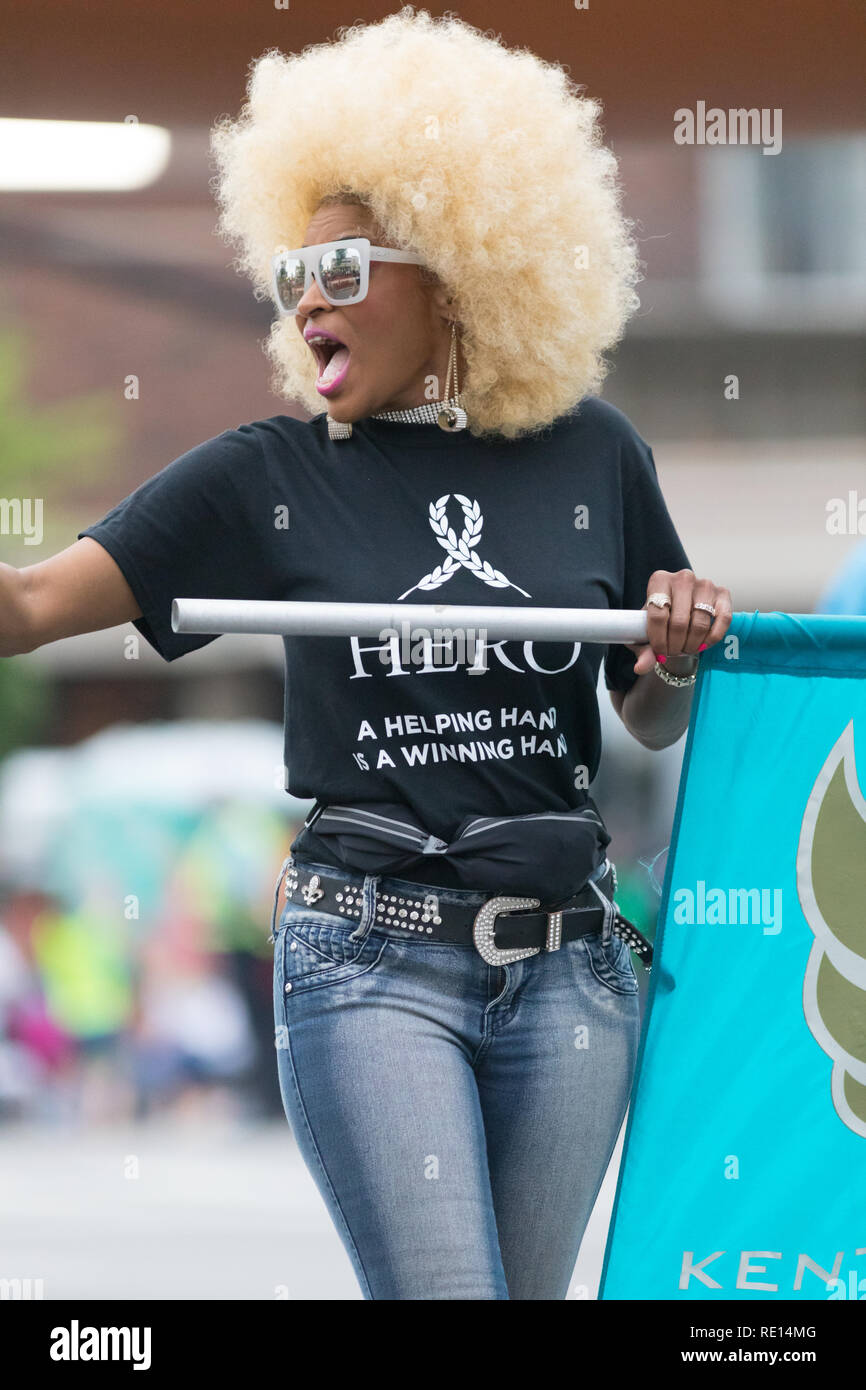 Louisville, Kentucky, Stati Uniti d'America - 03 Maggio 2018: il Pegasus Parade, African American donna con capelli biondi e una maglietta che dice, eroe una mano è un Foto Stock