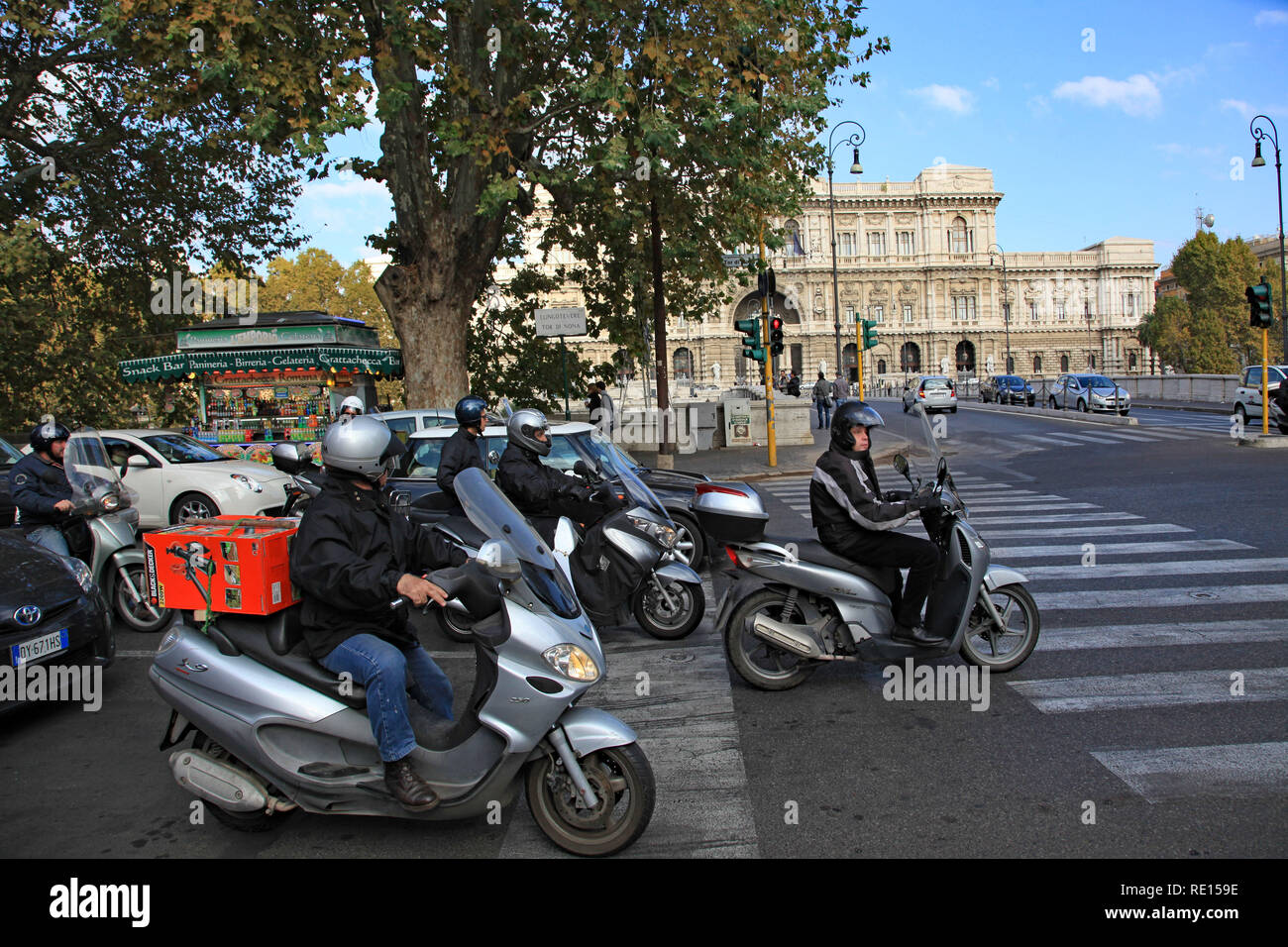 Roma - Ottobre 2011: Nell affollata città europee, scooters sono un buon modo di spremere attraverso gli spazi più stretti e sono una comune forma di transportatio Foto Stock