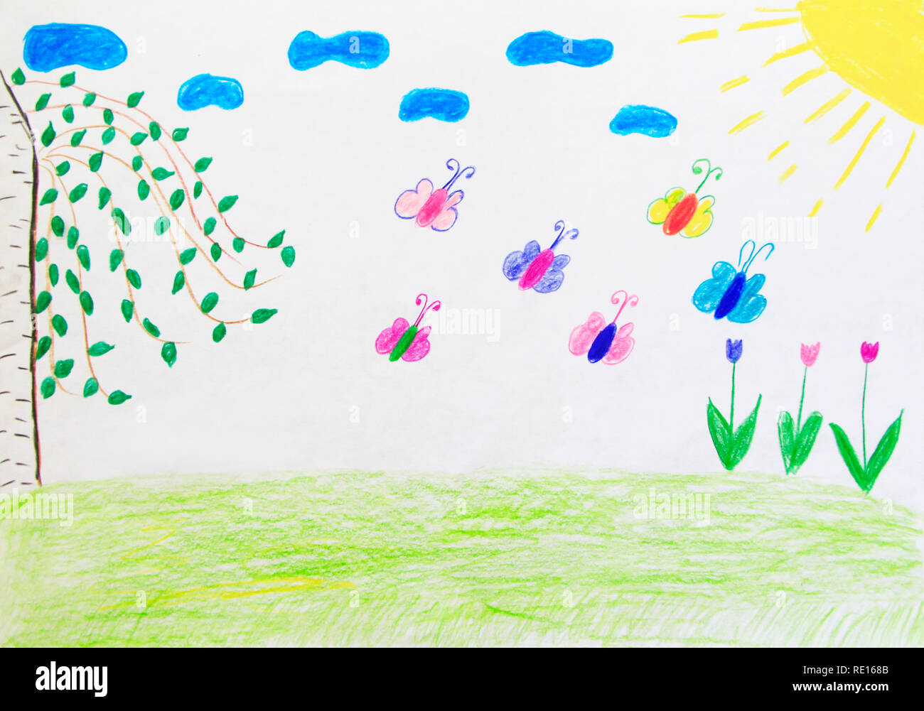 Luminosa estate. Disegno infantile di compensazione con fiori arcobaleno e farfalle. Arte Infantile Illustrazione disegnata da matite. Foto Stock