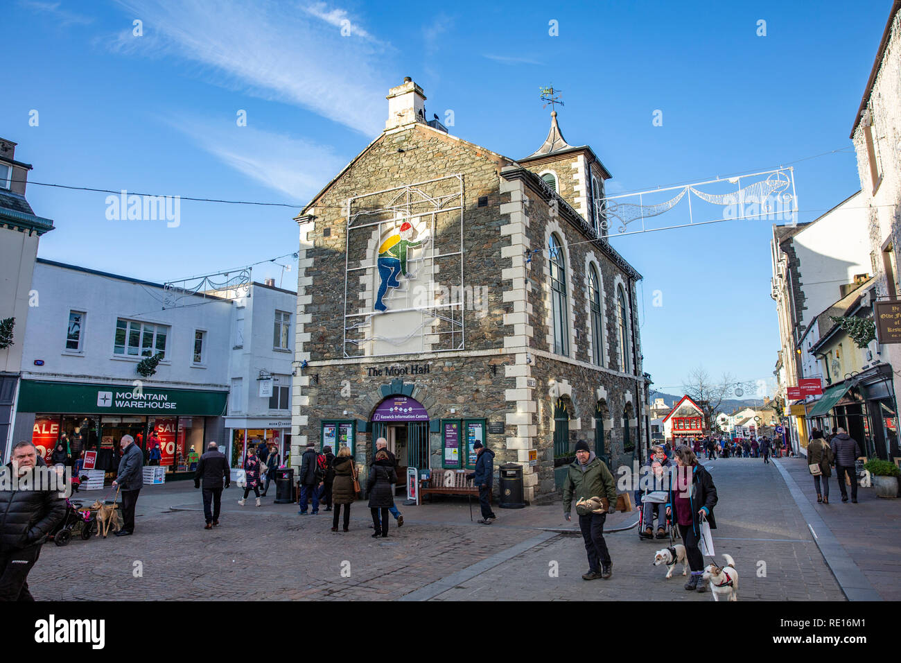 Keswick, una città di mercato nel distretto del lago con il discutibile hall e la piazza del mercato, la hall è stato costruito originariamente xvi secolo,Lake District,Cumbria Foto Stock