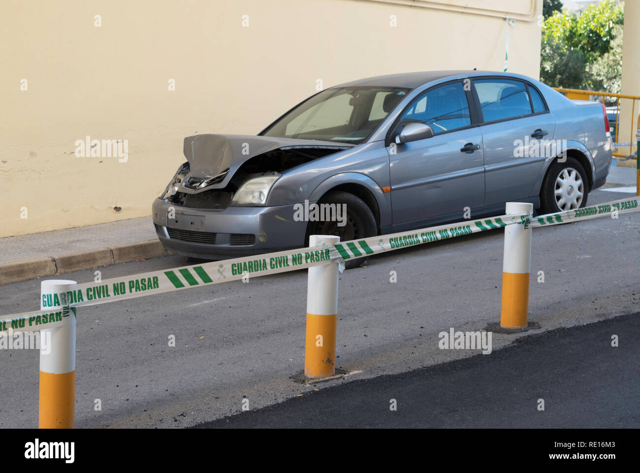 Nastro di polizia attorno ad una vettura coinvolta in un incidente, Altea, Costa Blanca, Spagna, Europa Foto Stock