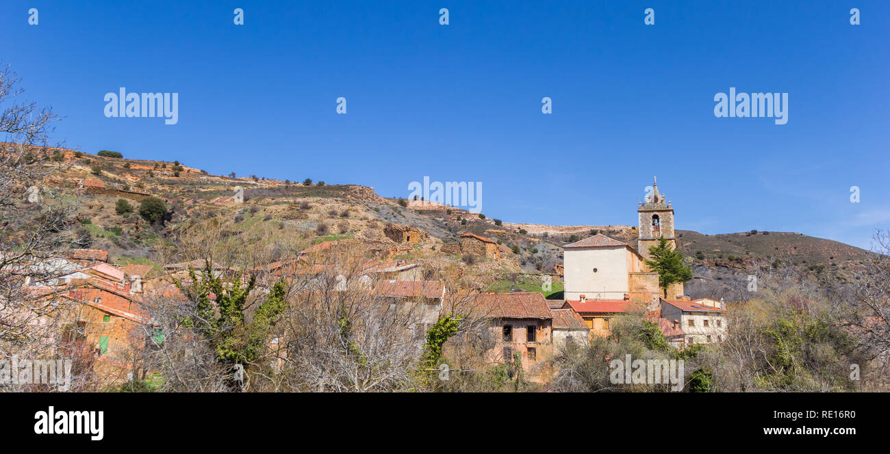 Panorama di Santibanez de Ayllon villaggio nella regione di Castilla y Leon, Spagna Foto Stock