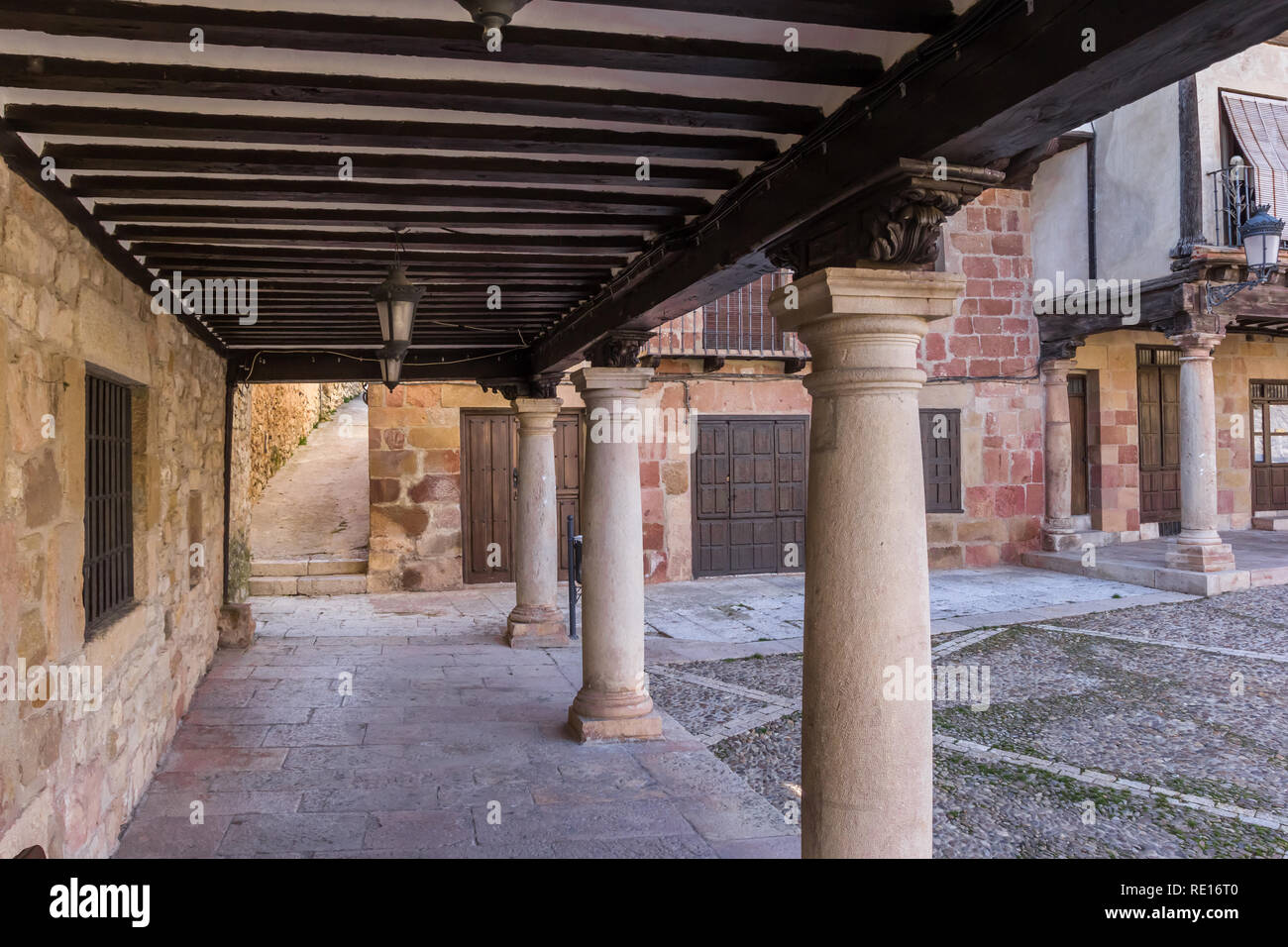 Colonna architettonica nel centro di Atienza, Spagna Foto Stock