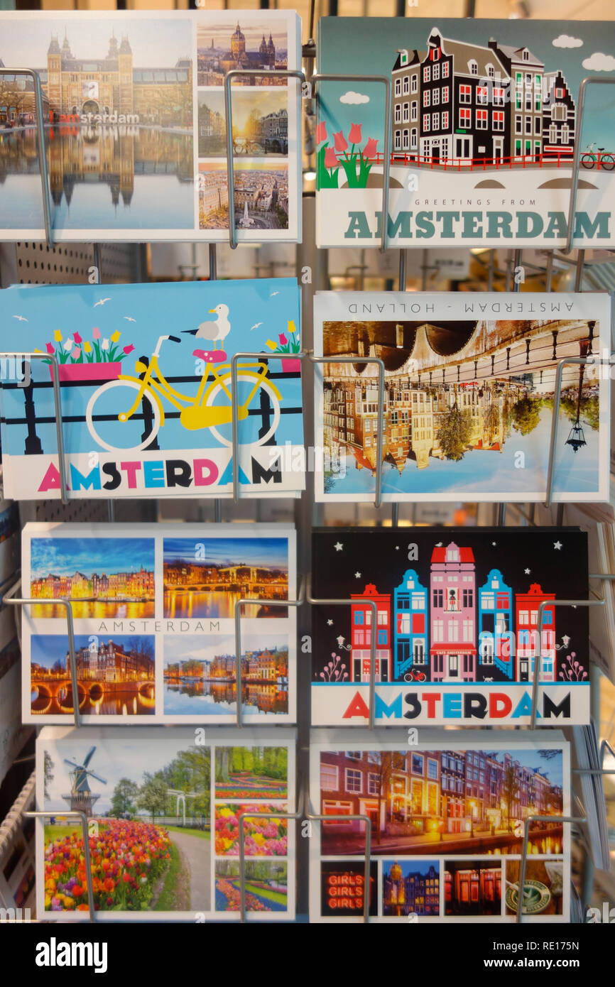 Cartoline colorate di Olanda e Amsterdam in vendita presso l'aeroporto di Schiphol. Foto Stock